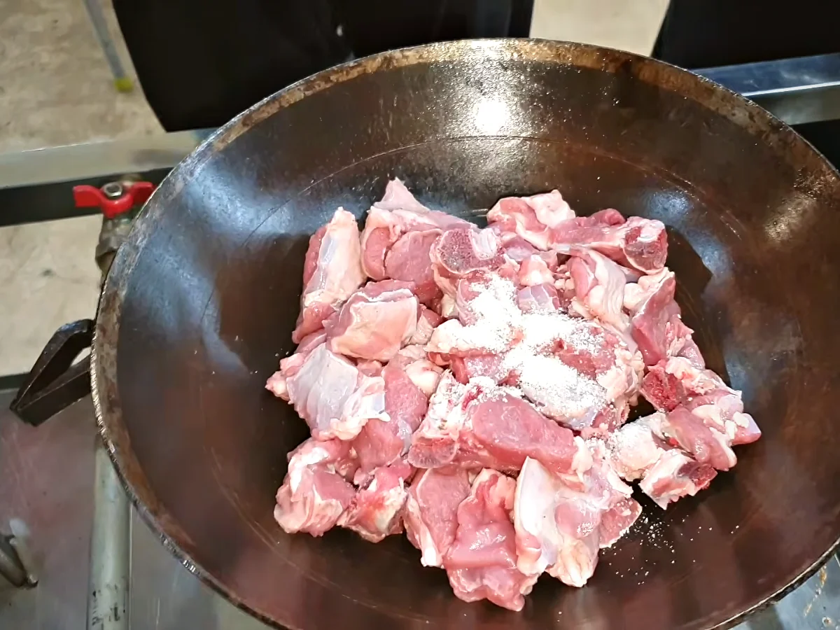 1 kg mutton pieces in a karahi for white mutton karahi
