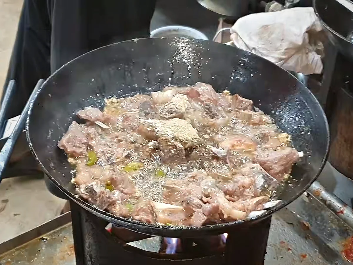 Black pepper and white pepper sprinkled over white mutton karahi