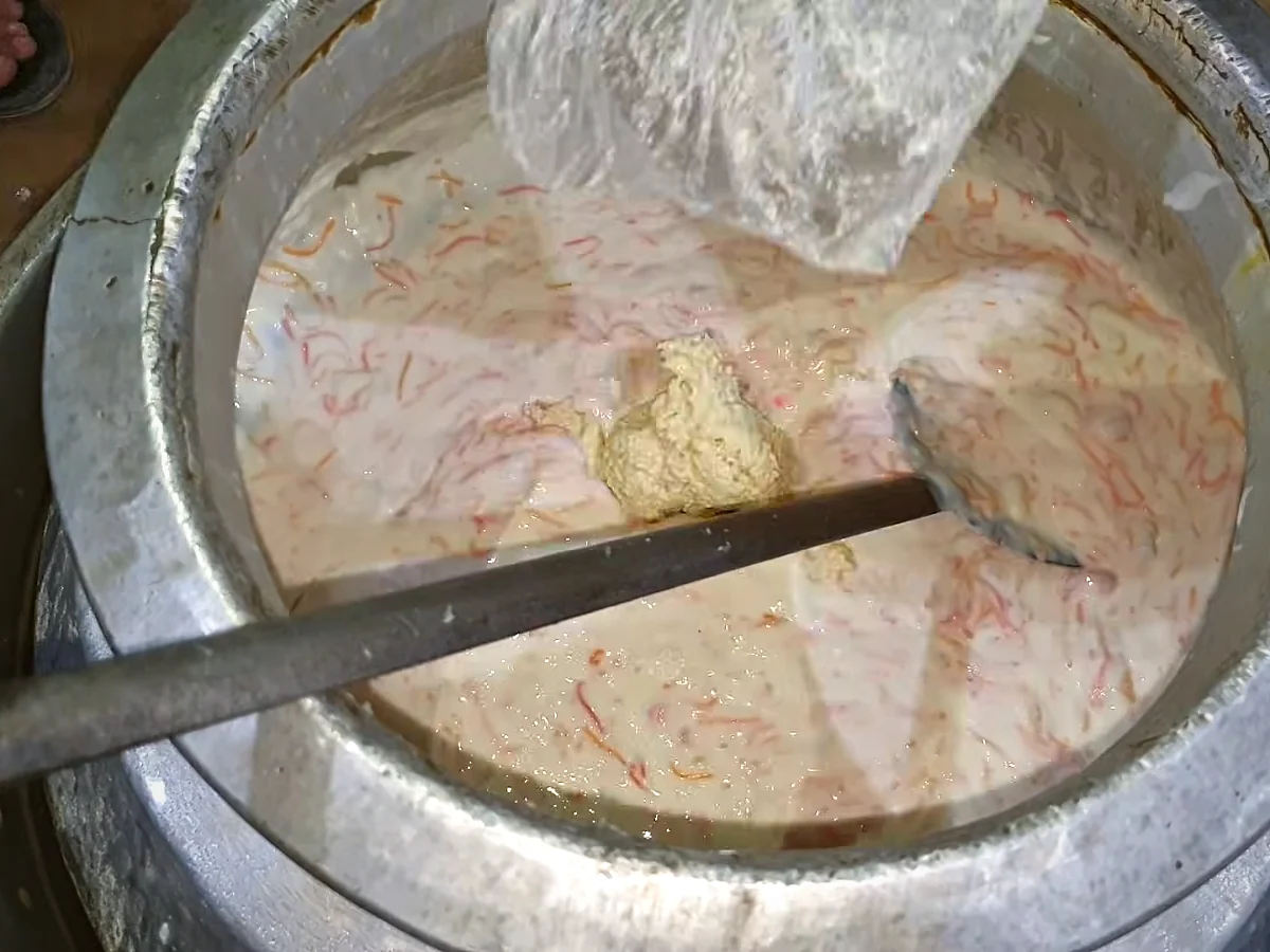 Rabri being added to doodh dulari