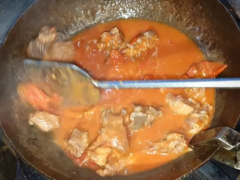 Mutton chops in a smooth tomato gravy in the karahi