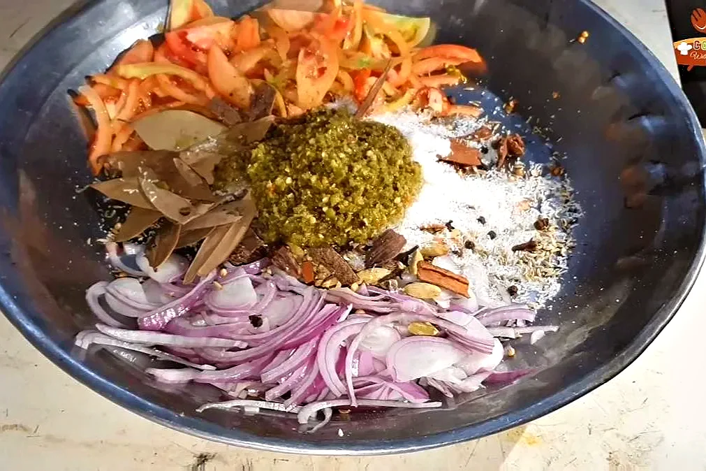Whole spices, sliced tomato and onion, green chilli paste and white pepper for the white beef biryani yakhni