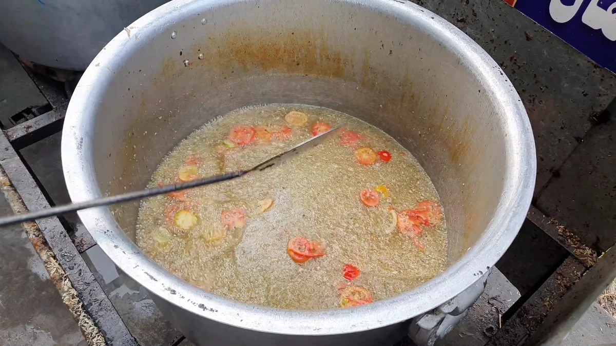 Tomato and lemon slices cooking in the pulao pot