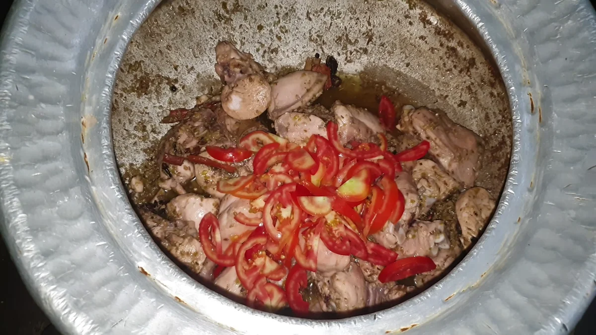 Sliced tomatoes added over the chicken