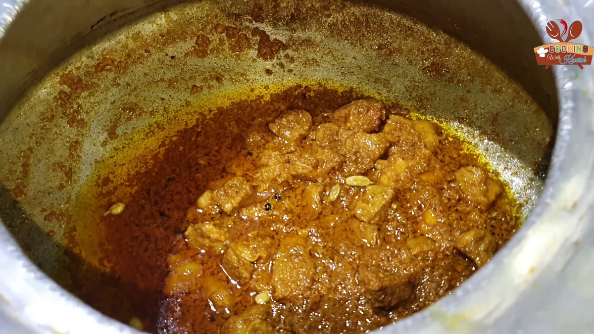 Thick korma gravy coating the beef