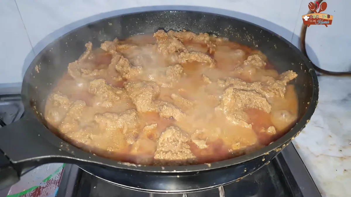 Pasanday cooking covered on a very low flame