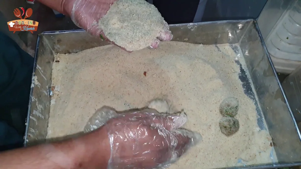 Coating a cutlet in bread crumbs