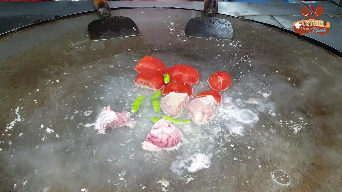 Tomatoes and green chillies added over the brain