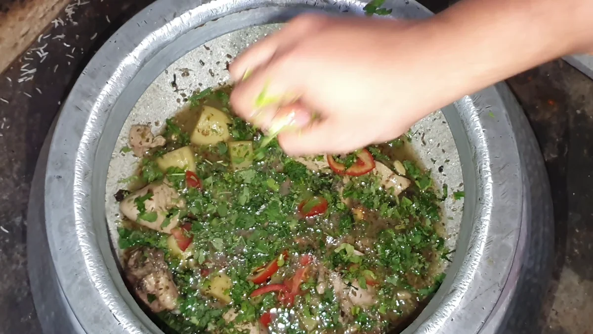 Sliced tomatoes, mint and coriander spread over the chicken
