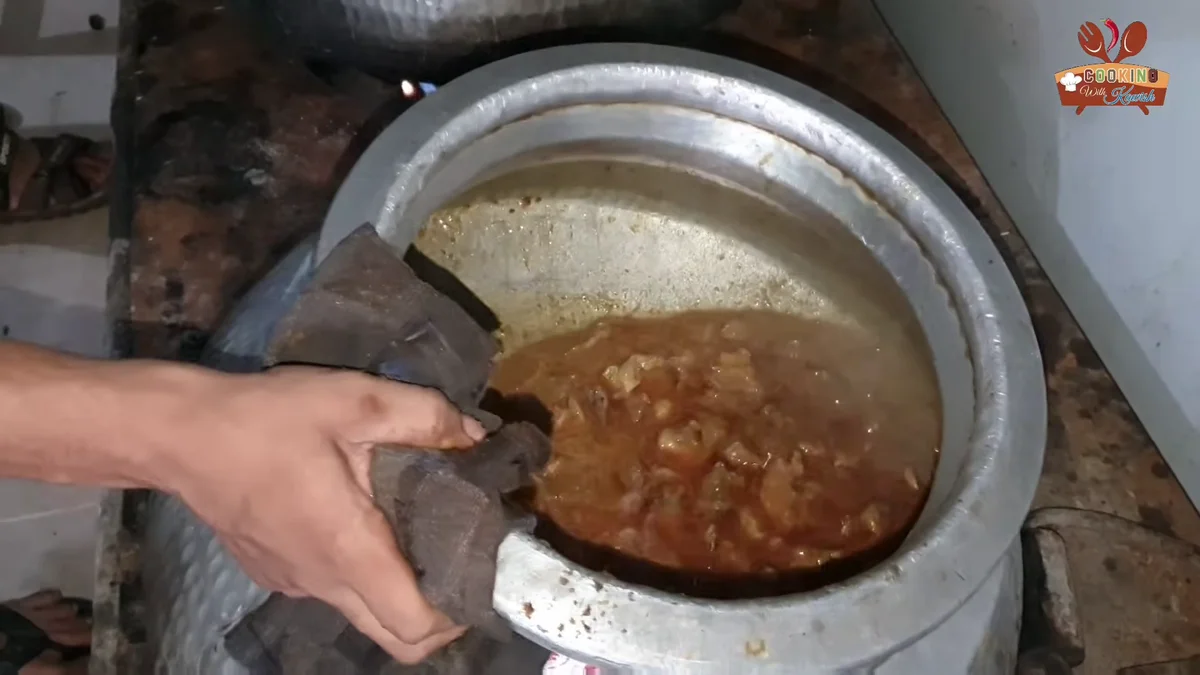 Shaking the hot deg with a cloth during bhunai
