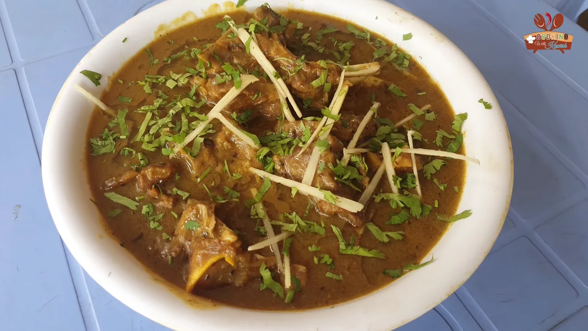 Bowl of degi mutton kunna with ginger julienne and green chilli