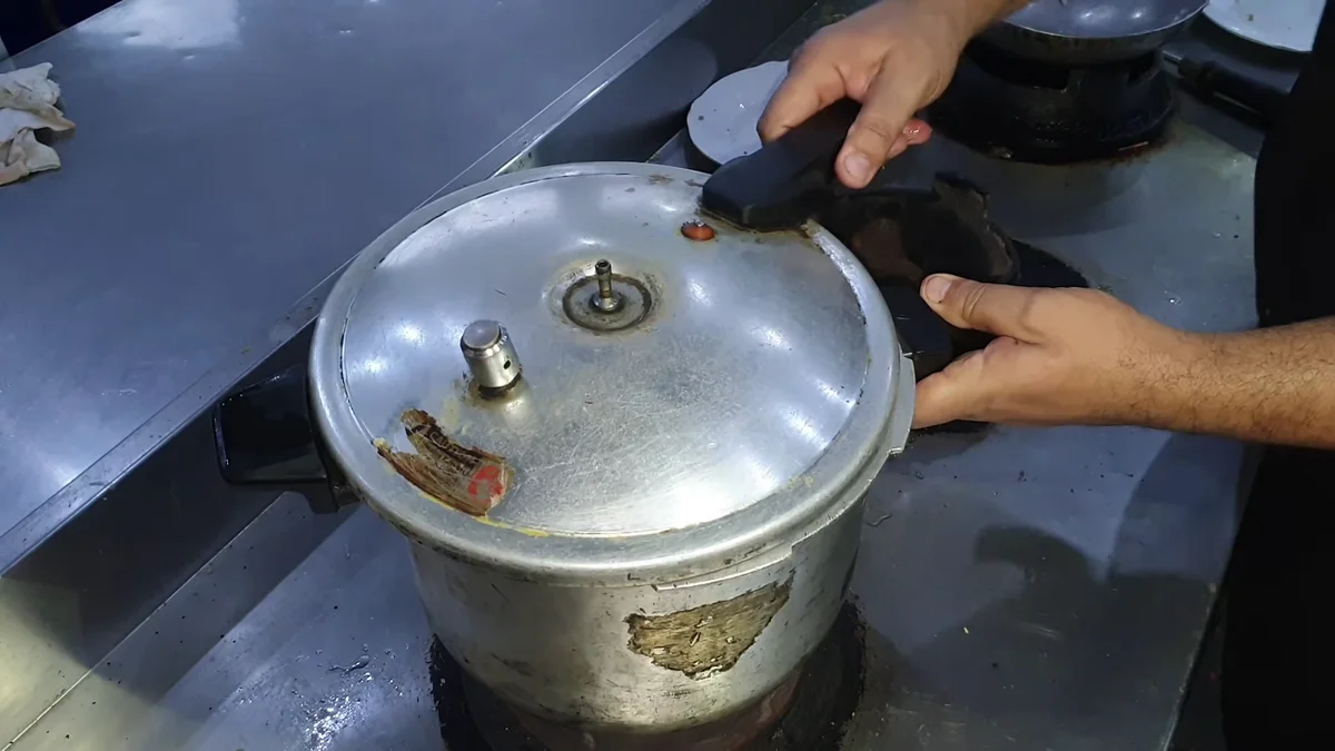 Closing the pressure cooker lid