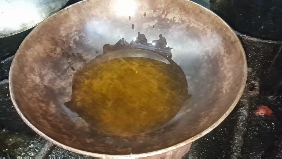 Cooking oil heating in a karahi