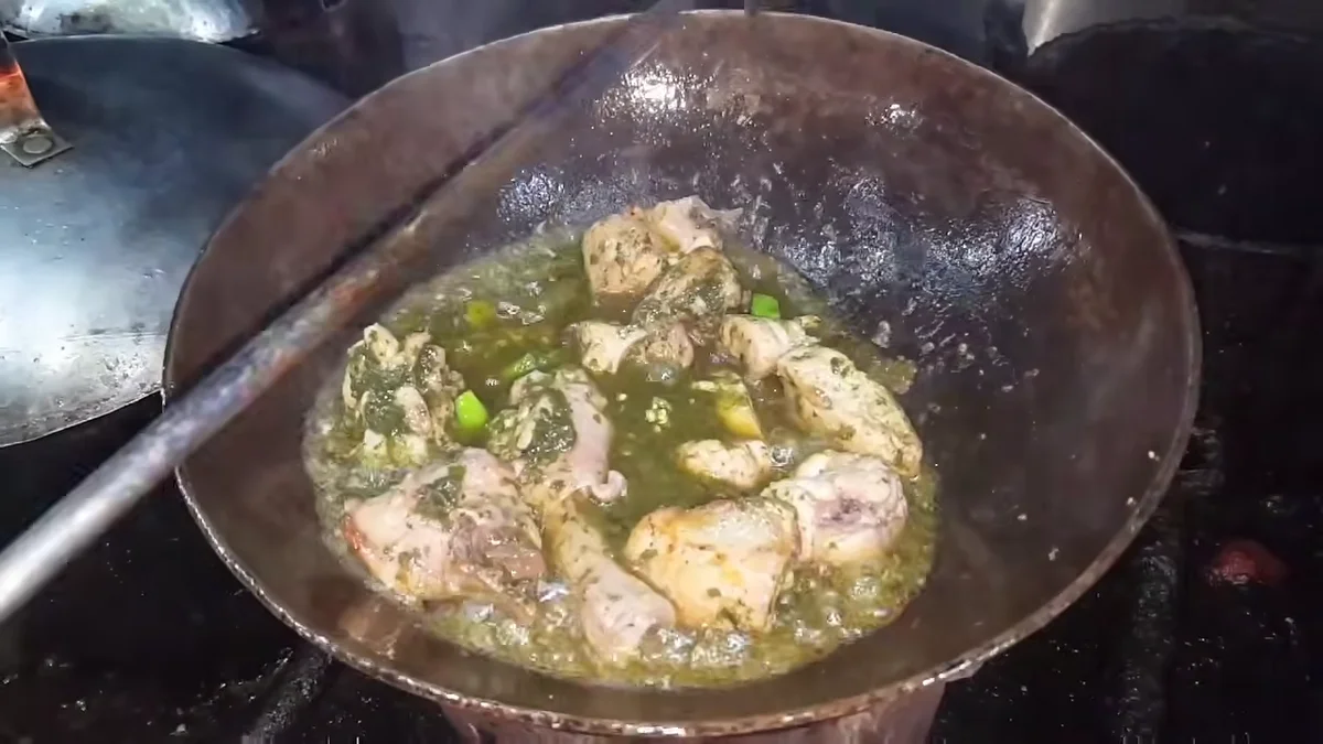 Chicken cooking with the green paste