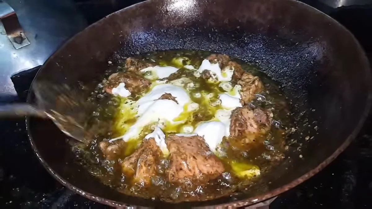 Fresh cream poured over the chicken karahi