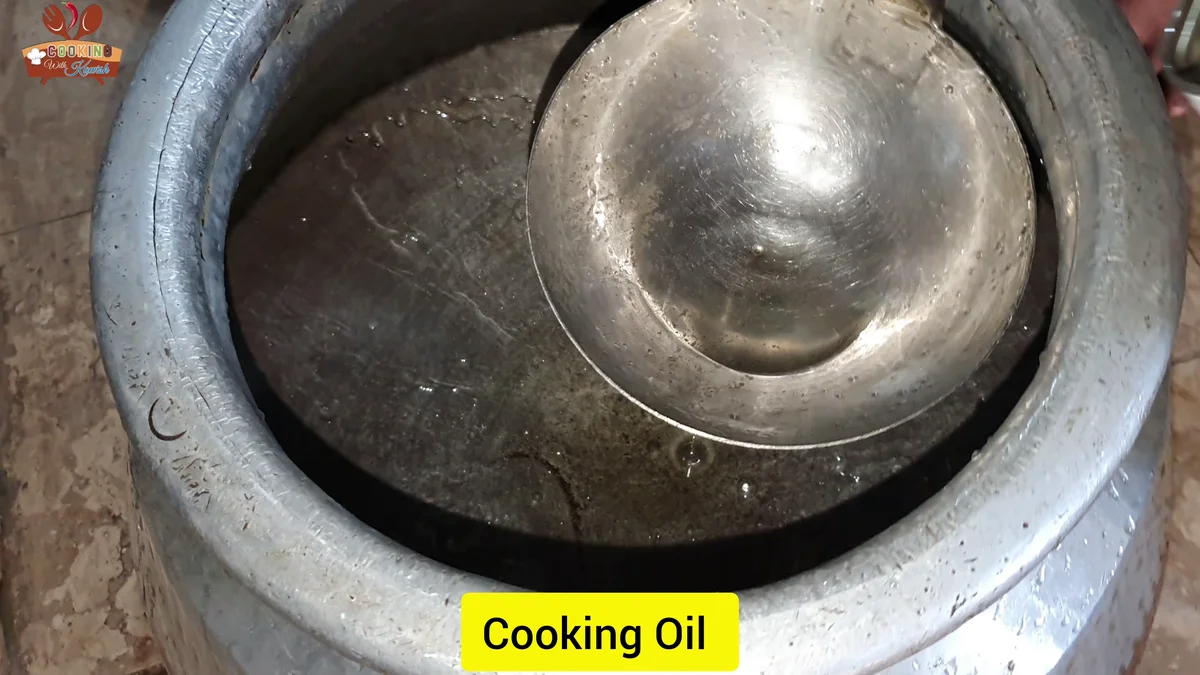 Cooking oil added to the pot for the paya
