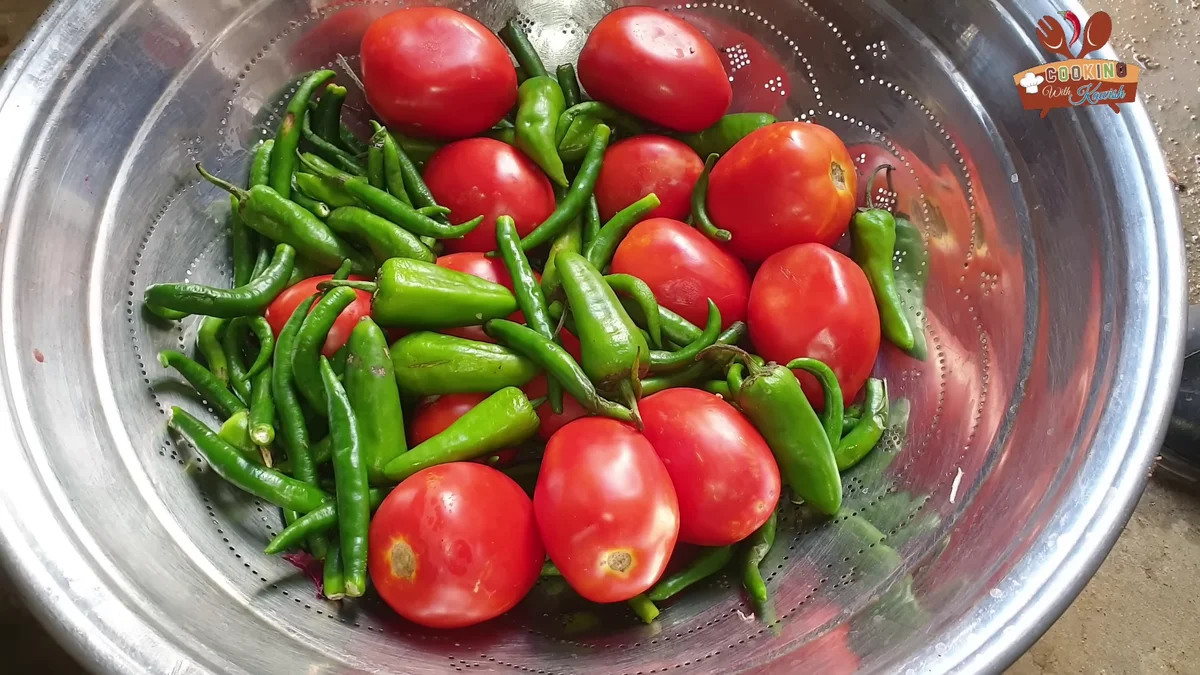 Tomatoes and green chillies ready for the chapli kabab mixture
