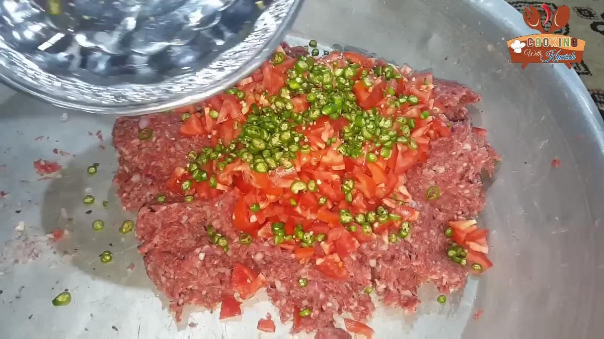 Chopped green chillies sprinkled over the meat