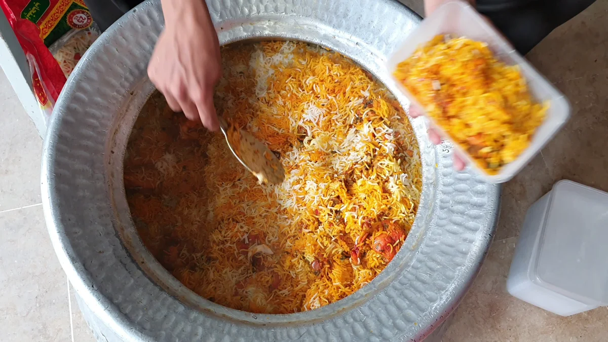 Finished Raseeli Karachi chicken biryani in the deg